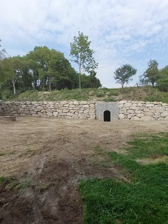 Lange Natursteinmauer als Hangstützung