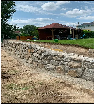 Natursteinmauer aus Feldsteinen